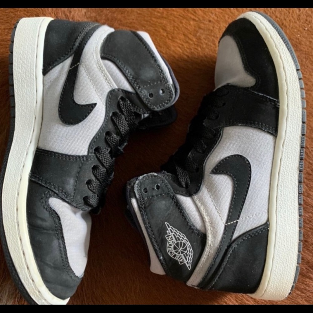 Air Jordan 1 Retro High GS Wolf Grey.